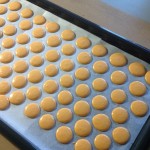 macarons jaunes pendant le croutage