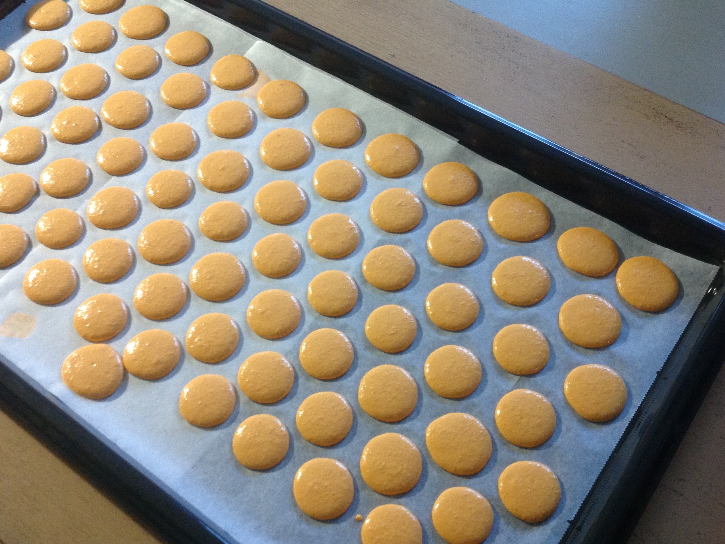 macarons jaunes pendant le croutage