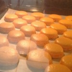 macaron dans le four, le pied est bien formé