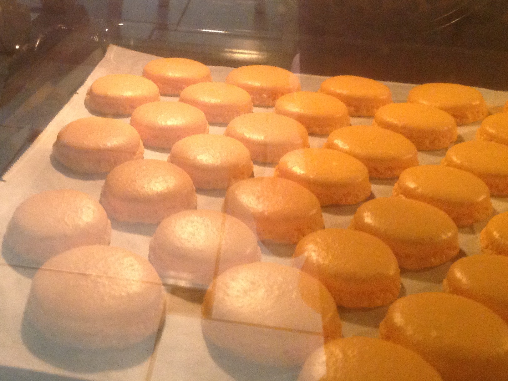 macaron dans le four, le pied est bien formé