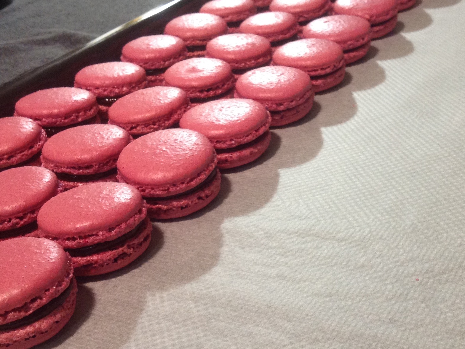 macarons roses et ganache chocolat noir