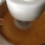 mélange sucre et oeuf plus colorant