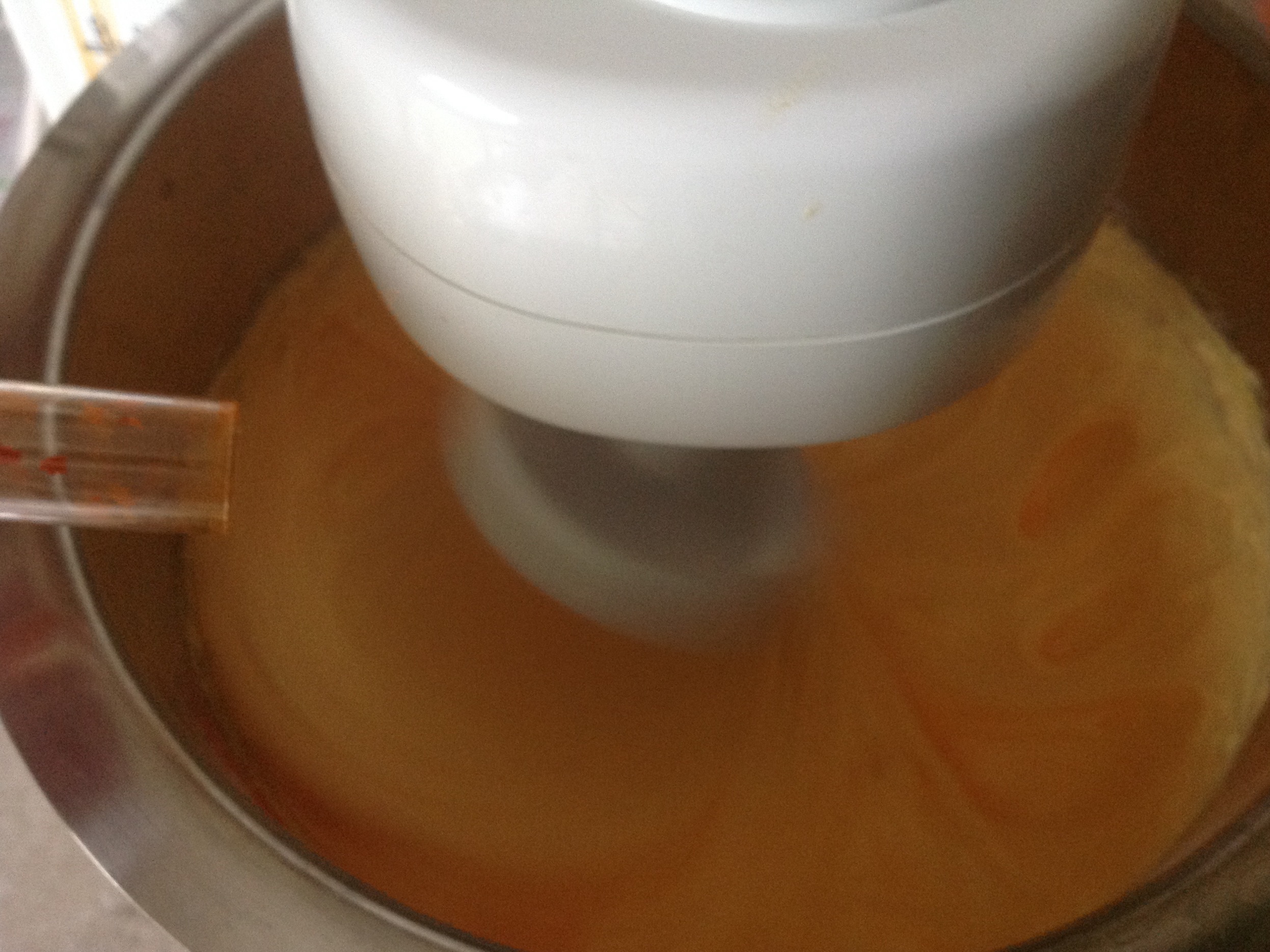 mélange sucre et oeuf plus colorant