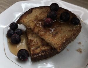 pain-perdu-myrtilles-et-sirop-derable